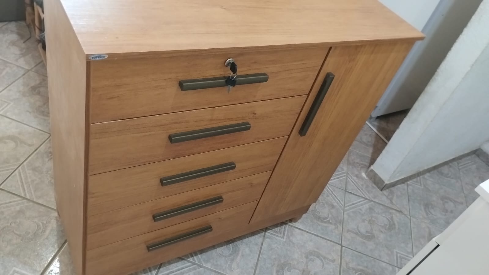Cômoda com gavetas montada